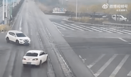 转弯车影响它的起飞了。看了好几遍，也没有看出两车是否有物理接触。
不过，有没有物