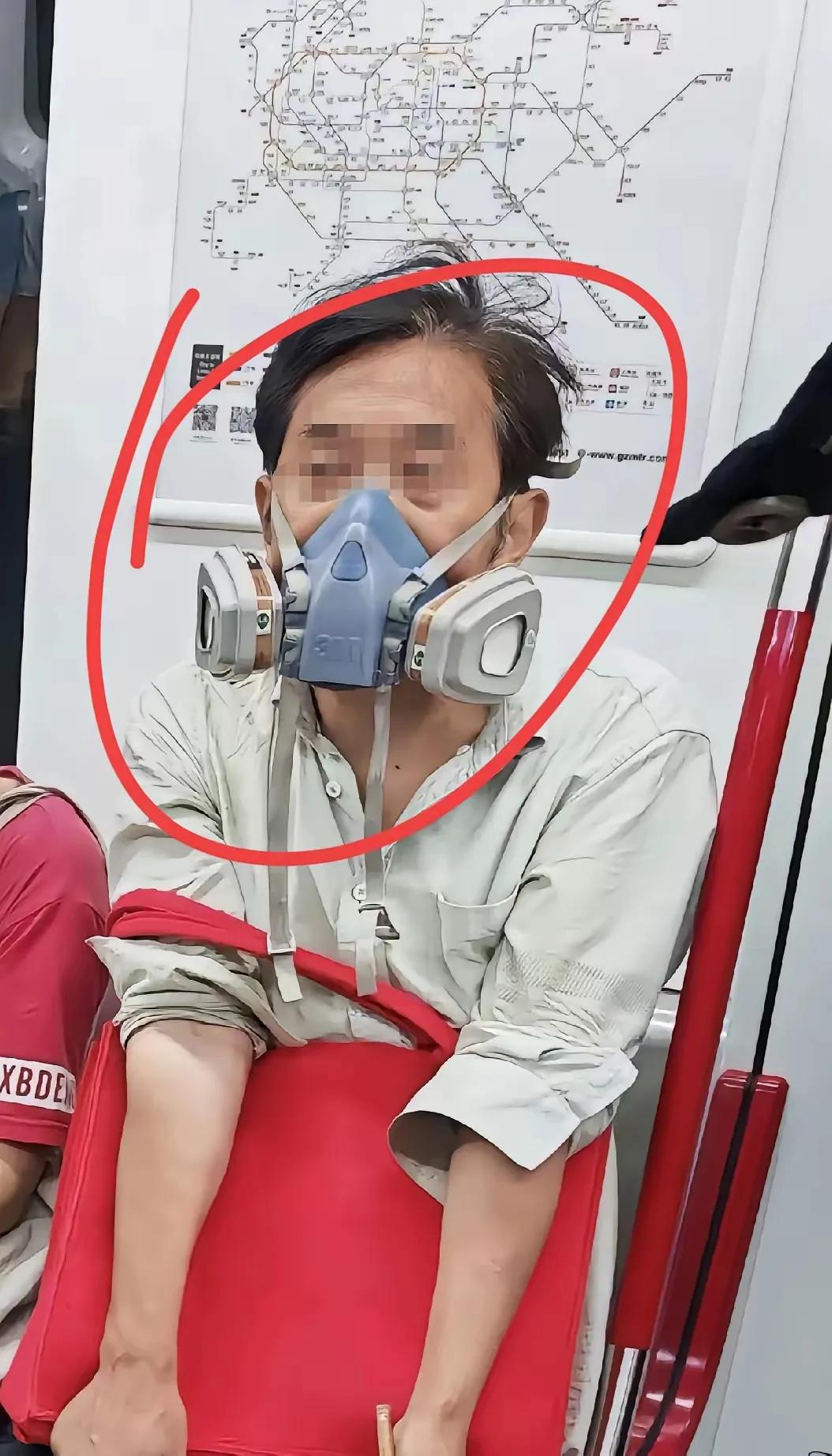 地铁上偶遇硬核大叔，这防毒面具戴得也太专业了吧！坐个地铁有必要戴这玩意儿吗？