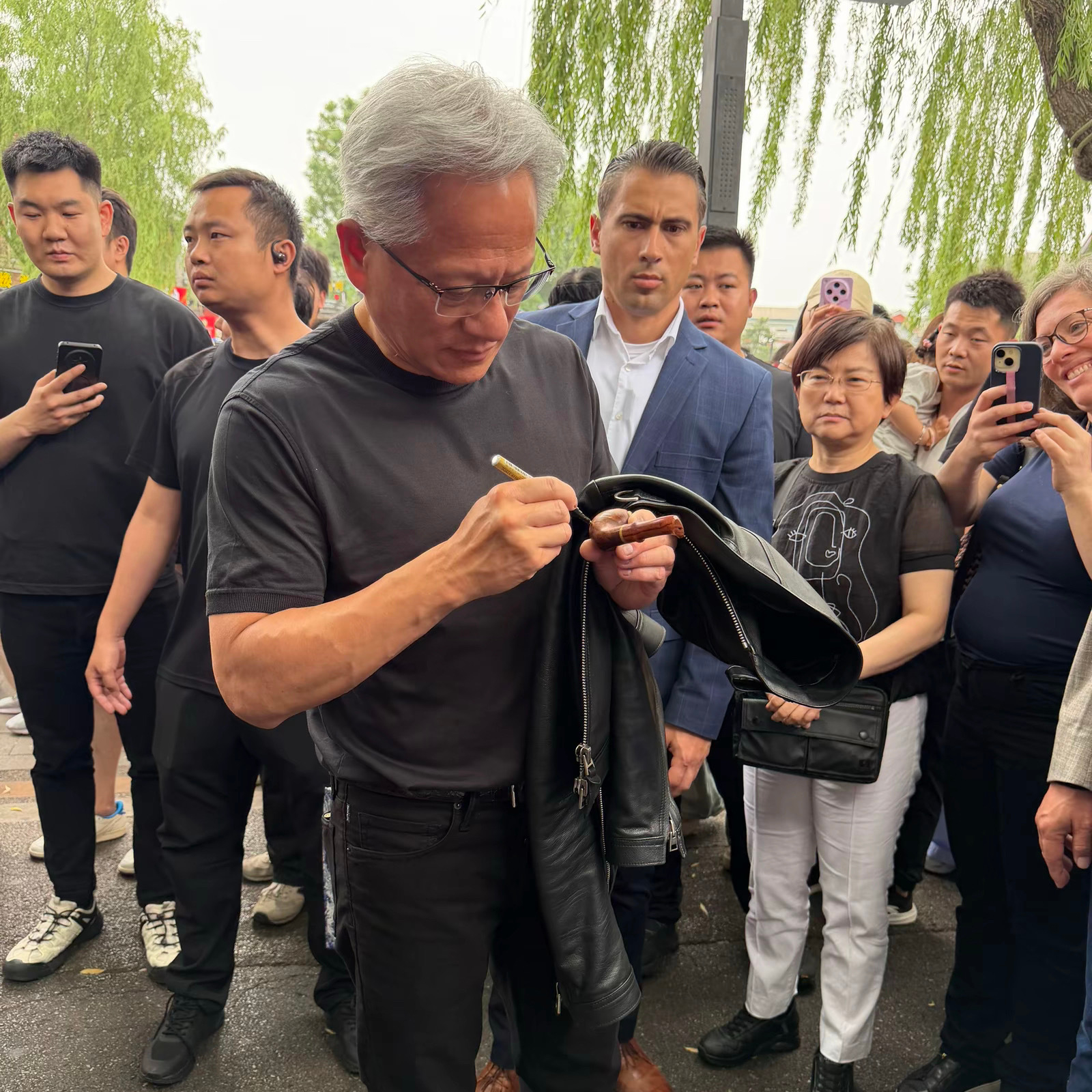 黄仁勋皮夹克里穿的 T 恤是啥牌子？ 