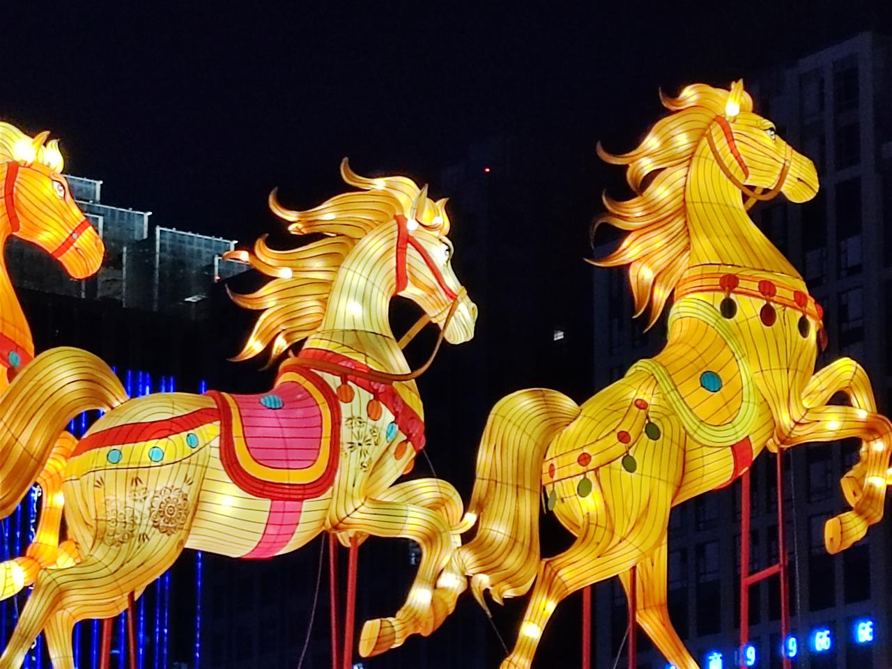 春节，真是中华民族超隆重温暖的传统节日。不管在天南海北，这节都紧紧牵动着咱华夏儿