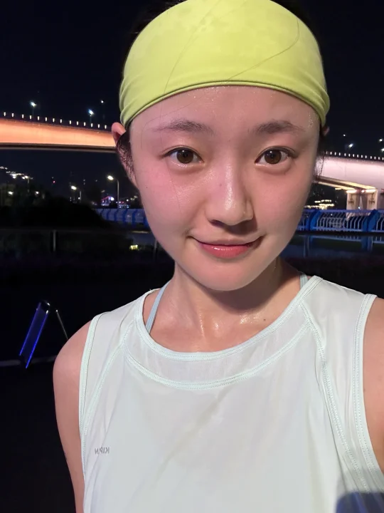 女人怎么能做到在跑步的时候依然美丽啊！