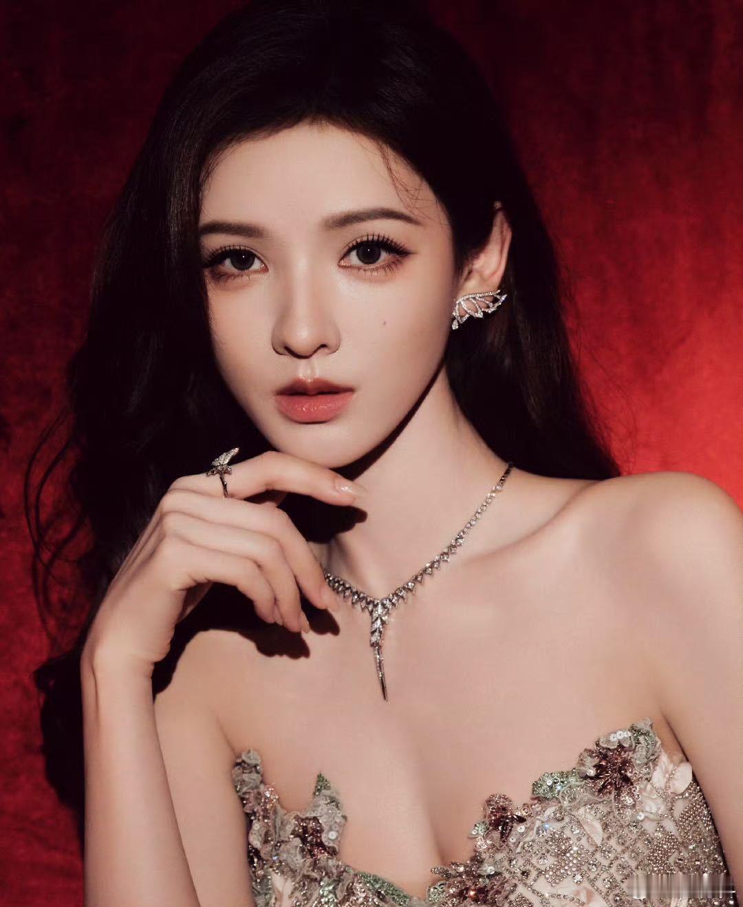 张予曦花朵立体抹胸裙 抹胸裙配立体花朵，优雅中藏着不经意的惊艳，站定后裙摆自然散