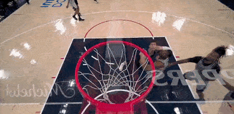 5圈还是6圈？加兰logo三分，球在篮筐上疯狂旋转，最后掉进篮筐！

这球但凡换