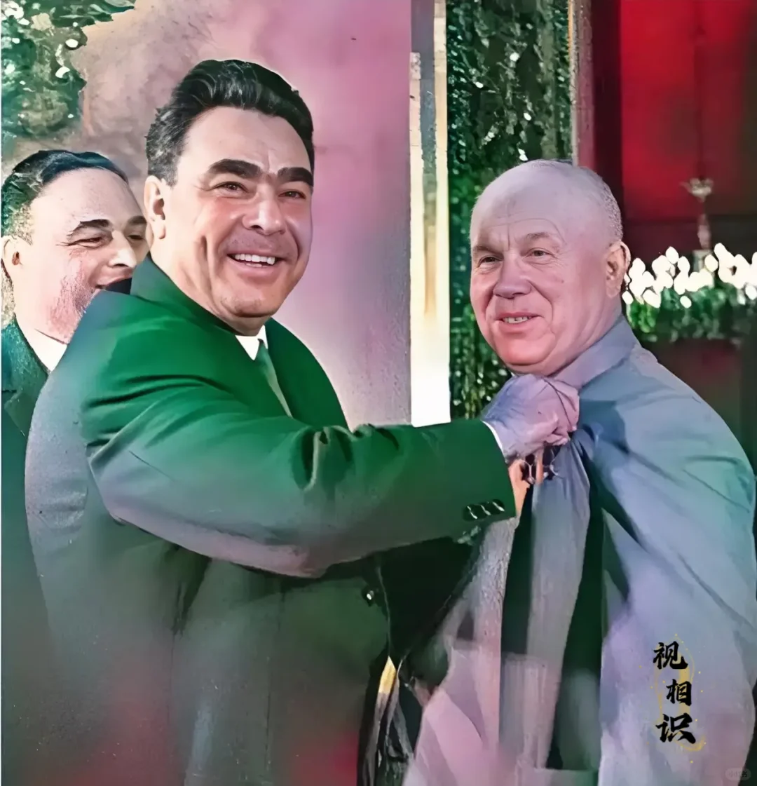 1961年，勃列日涅夫正在为赫鲁晓夫佩戴勋章，镜头中两人都笑容满面，似乎展现出他...