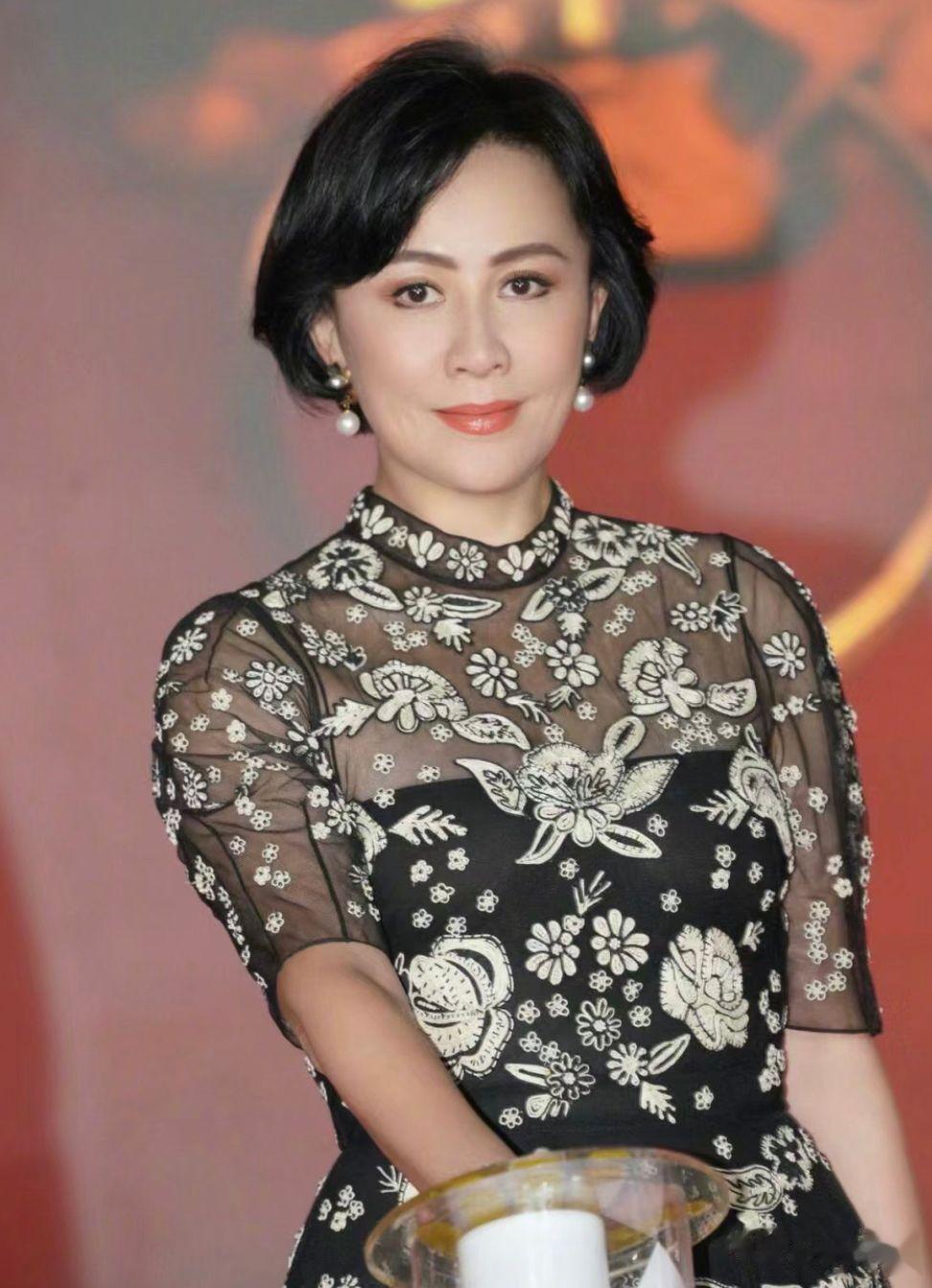 女人有没有“贵妇相”，50岁后就看这4个特征，和钱多钱少没关系
一个50岁左右的