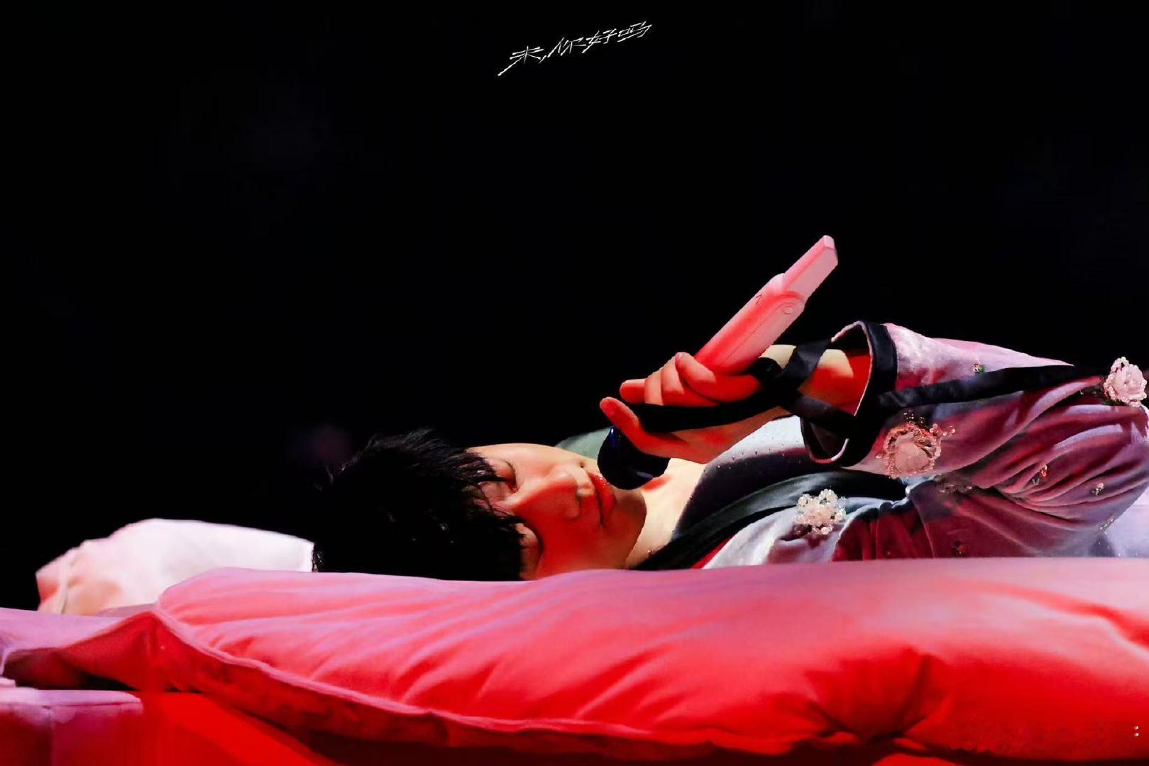 张杰跨年准备了初雪张杰把初雪搬进演唱会！歌声配落雪的氛围感直接拉满 