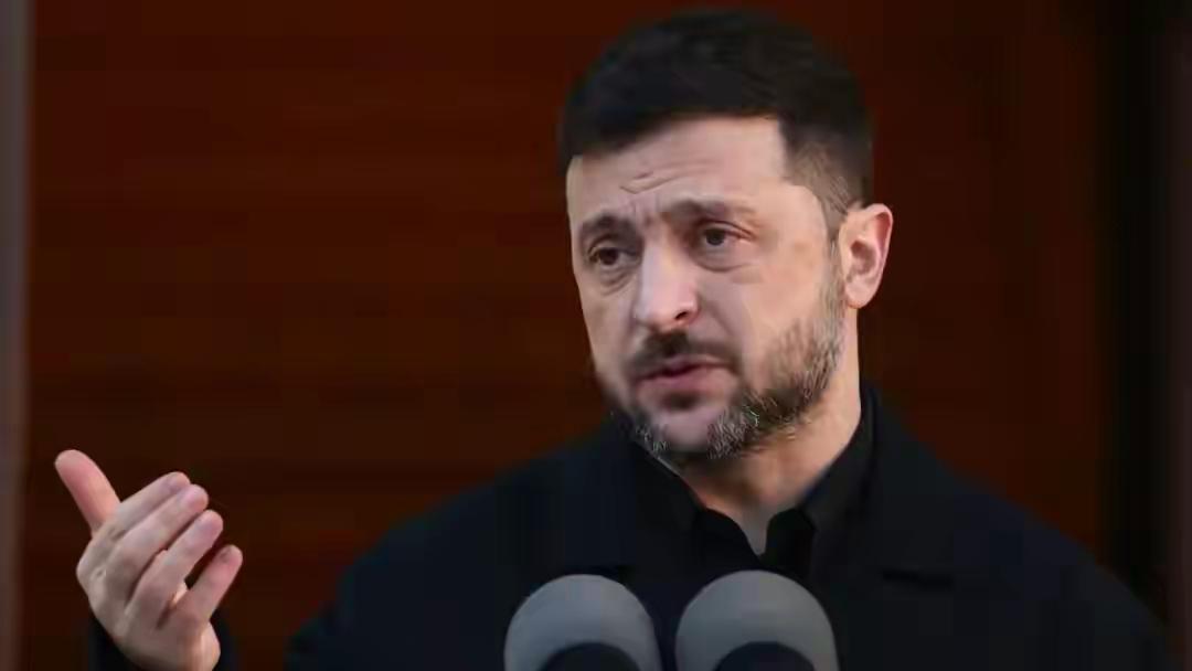 泽连斯基这回是真被架在火上烤了！对内，俄方放话“任何防空洞都保不了他”；对外，赴