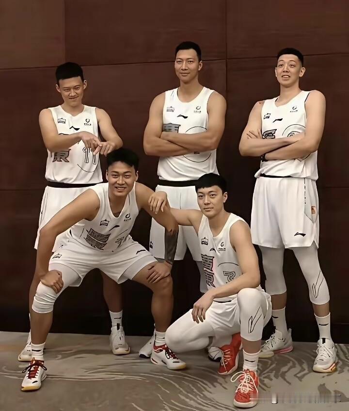 这几位都是优秀的运动员，估计很多人跟我一样第一眼只能认出易建联的吧。他们球技稳，