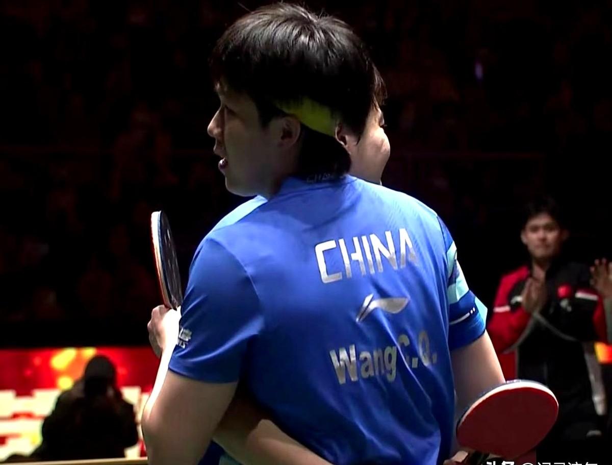 谁懂啊！国乒的“隐藏糖”居然是俩大男孩的“条件反射式拥抱”！

现在网上都吵疯了