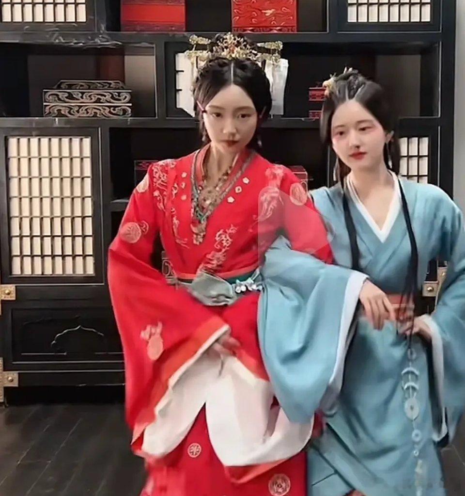 赵露思的眼睛是被谁打肿了吗？
