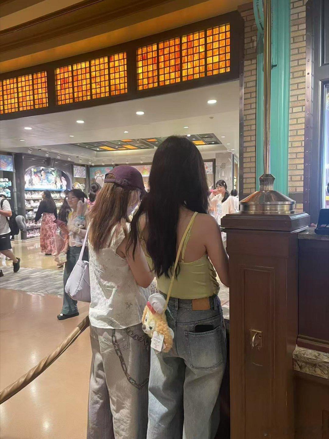 又双叒叕在迪士尼偶遇李一桐 李一桐这也太美了，我也好想去偶遇， 给粉丝挑礼物的李