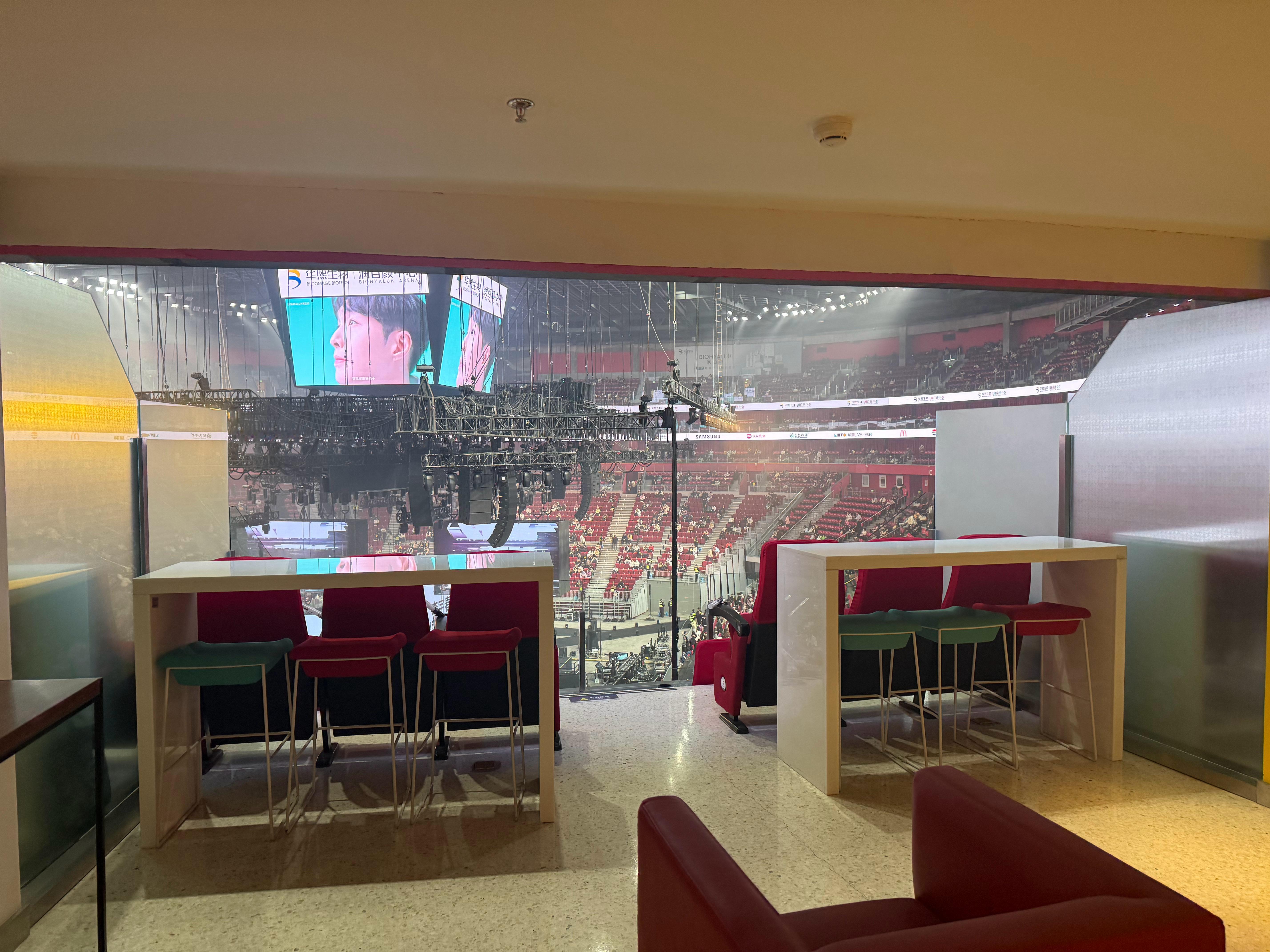 第一次看演唱会坐包厢，感觉要擦玻璃的节奏