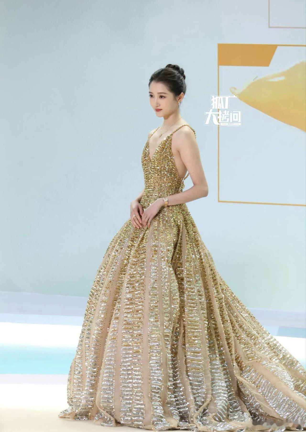 1.关晓彤在接触鹅的悬疑剧《红掌》，导演黄天仁，这个项目是定女选男的本子。2.杨
