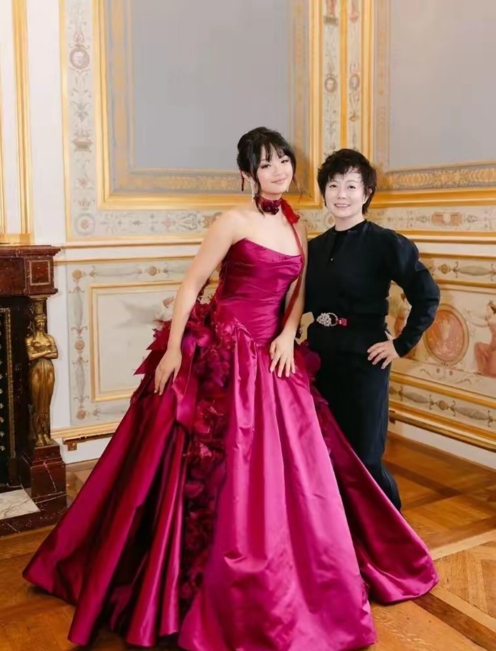 Alice SiYun Wang，王传福李柯的女儿，参加巴黎名媛舞会。看上去比艺