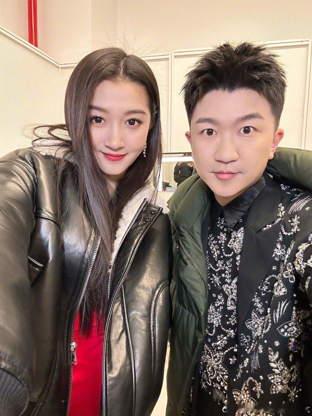 #张大大白鹿关晓彤公主新年快乐# 张大大给我们送来新年祝福的同时，也没忘带白鹿和