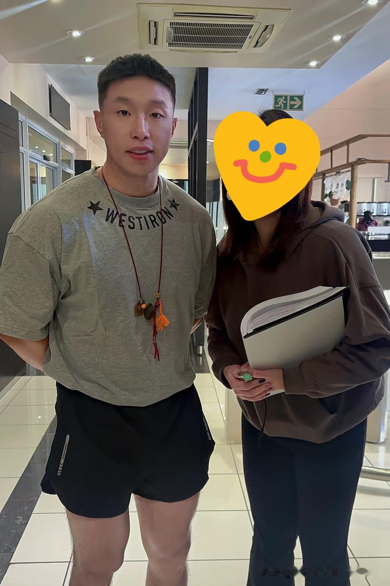 去了南非就变帅！德云社副总烧饼在南非与粉丝合影被晒！
烧饼收拾的利利索索，很是精