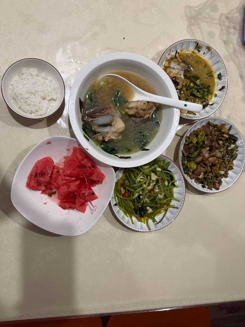 老妈留的剩菜也香，晚餐小半碗，吃完去散步，不会长胖吧我和汽车的日常 武汉