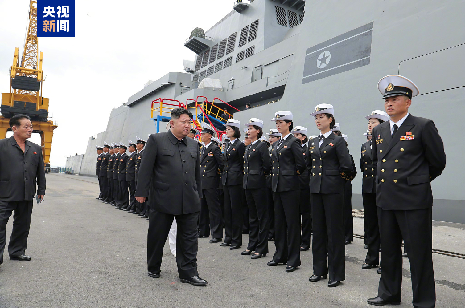 【金正恩视察“崔贤”级驱逐舰】朝鲜劳动党总书记、国务委员长金正恩18日视察“崔贤