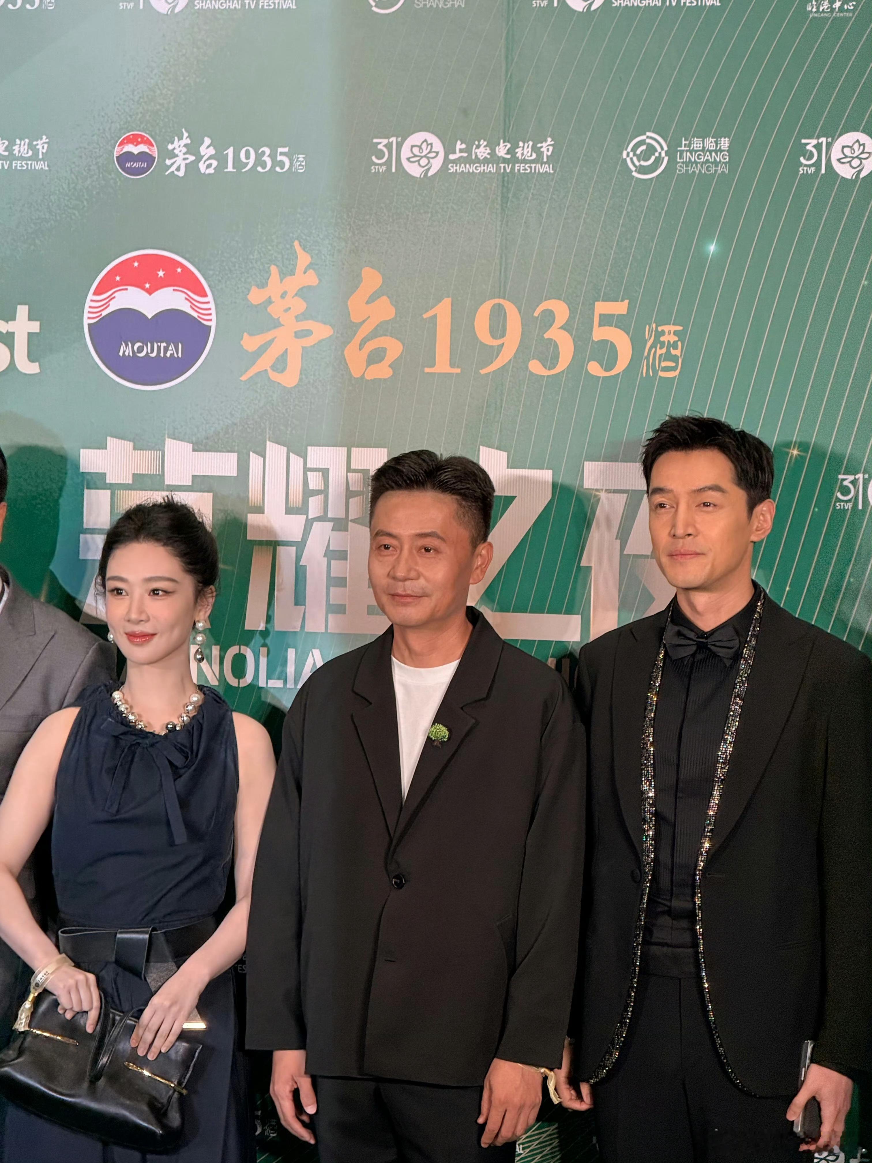 杨紫、胡歌领衔的《生命树》剧组亮相白玉兰提名晚宴，拥有8项提名的《生命树》，你看