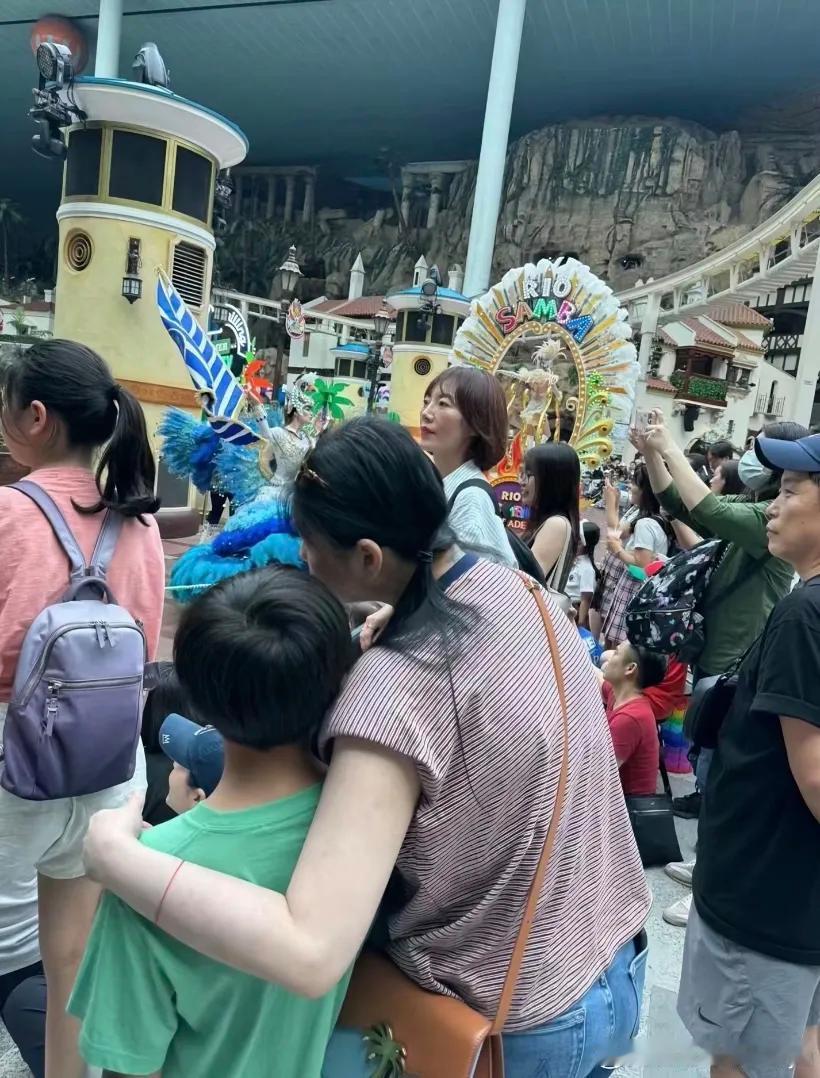 #大S具俊晔新情侣纹身#有网友在首尔乐天世界偶遇大S一家四口，并拍下了大S具俊晔