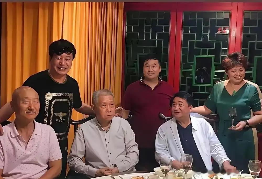 在娱乐圈，饭局从来不只是吃饭那么简单。一张桌，排座次，谁是主角，谁是陪衬，往往比