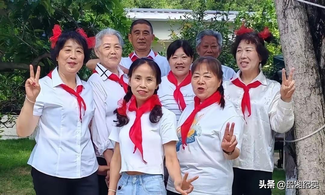 保留童心就行了，
至于装扮就别那样了😓