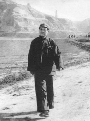1940年延安，毛主席去食堂时，一个人拎着木棍朝毛主席后脑勺砸去，千钧一发之际，