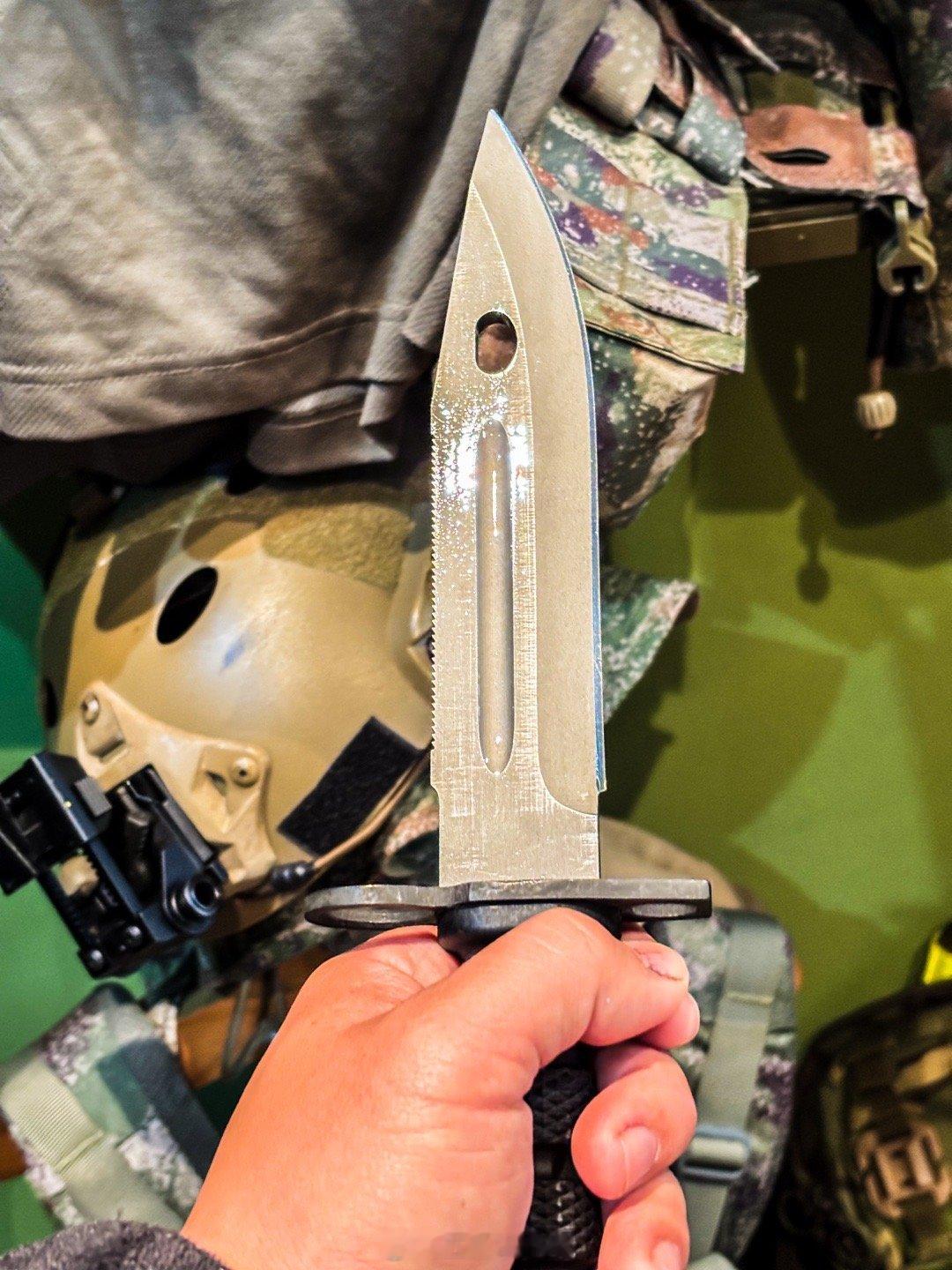 由于使用的环境过于恶劣，长期得不到有效保养，所以军用刀一定要多涂刀油，毕竟不是工