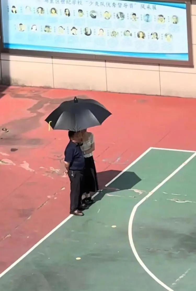 一段校园操场的短短几秒视频，在网络上被恶意曲解、肆意造谣，硬生生编织出一场职场谄