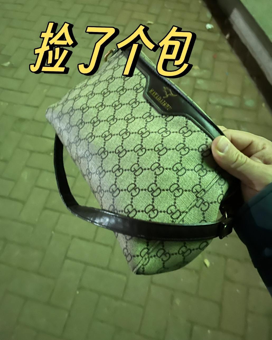 女子在景区捡到一个包，打开后吓得报警，里面的东西太惊人
 
张女士在景区游玩时，