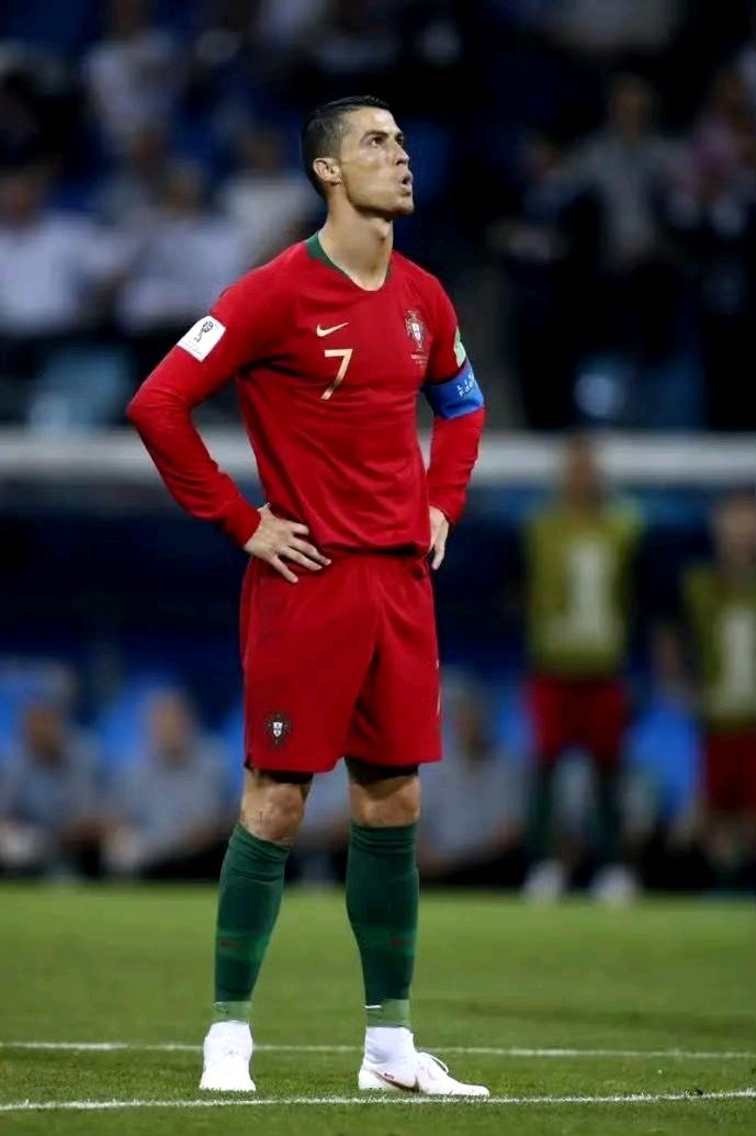 斯科拉里说：C罗生来就是天才，梅西则需不断努力才能达到C罗的水准。绝代双骄如今在