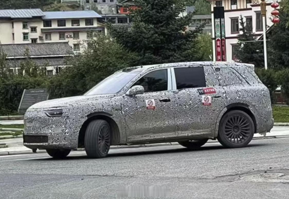 新款的问界 M8 谍照曝光，C 柱区域有摄像头，或许是智界 V9、全新问界 M9