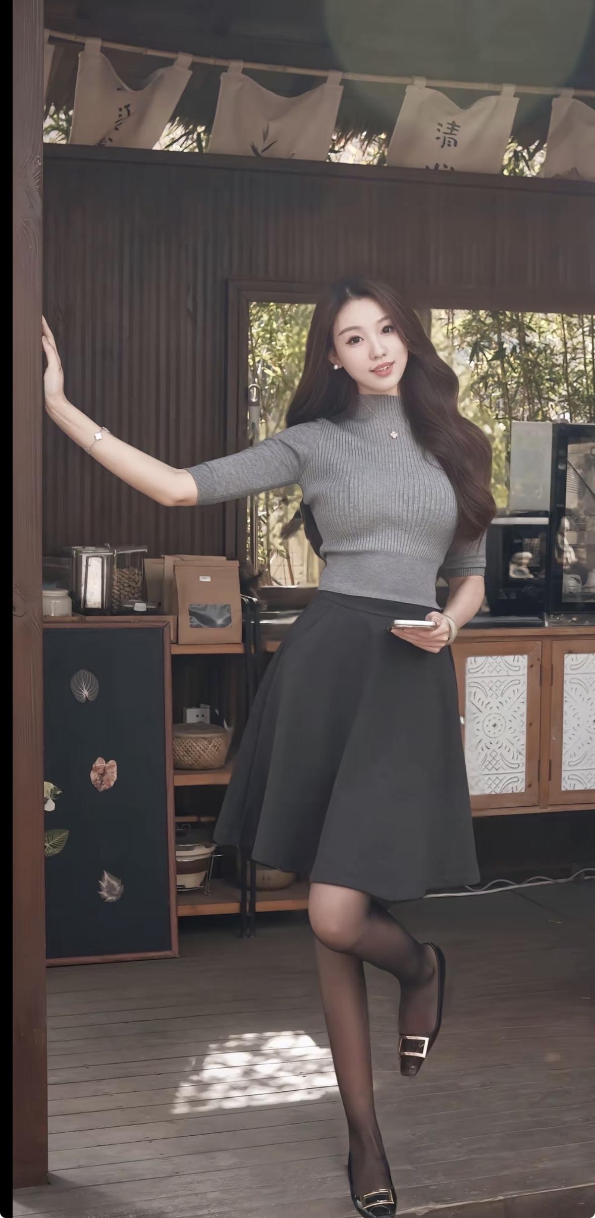 优雅穿搭指南：灰色毛衣+黑色半身裙，时尚又舒适！