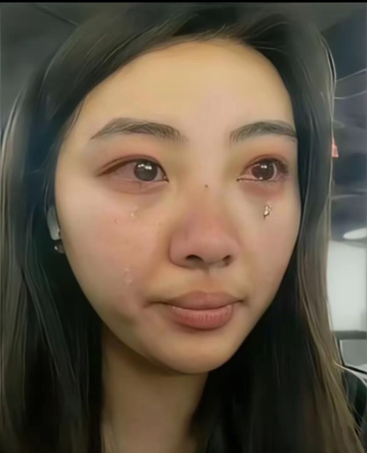 20岁女儿被亲妈打到扫帚断成两截，后背全是血印子。她全程没躲，没哭，没还手。母亲