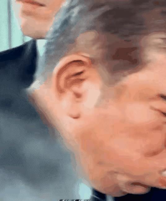 这人是哪里人？吃相这么难看，好像八百年没吃过饭了。[呲牙]