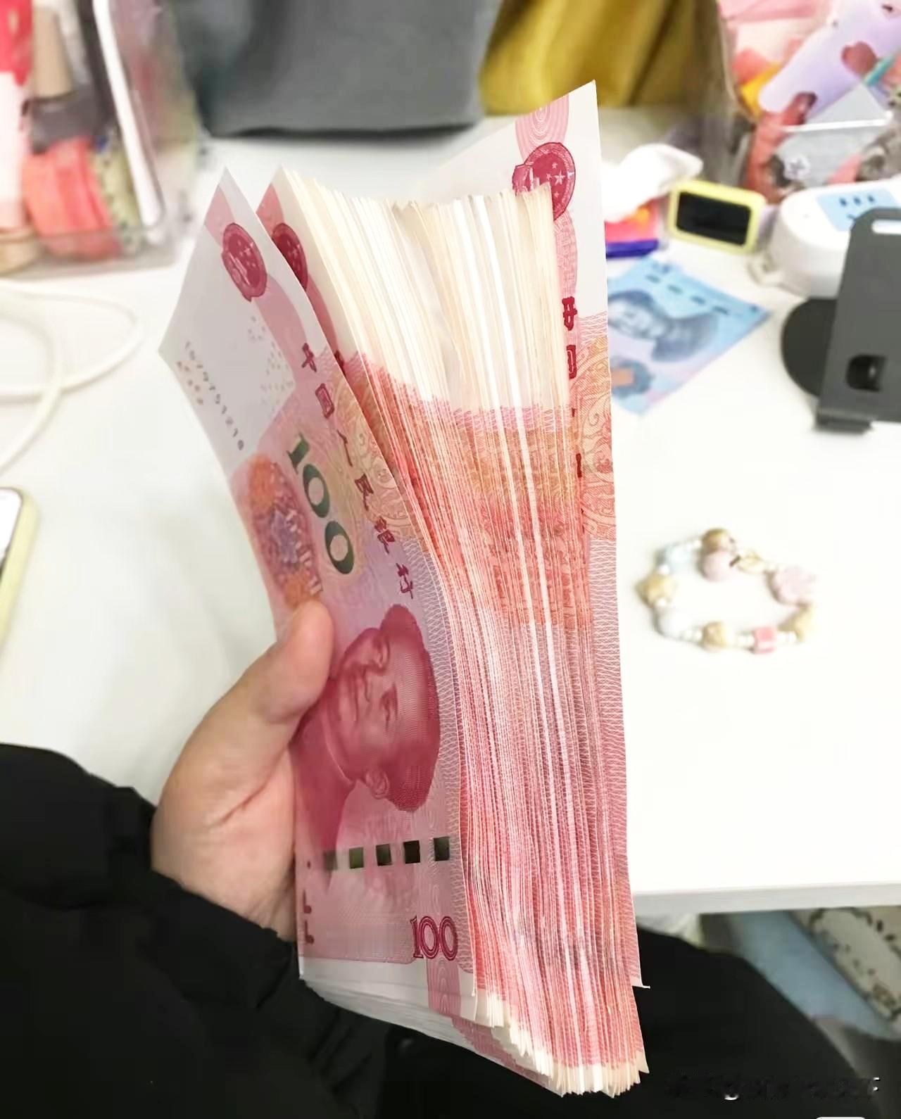 今年的年终奖到手了！比估计的少了一点，但想想今年公司也不容易，有总比没有的强。顺