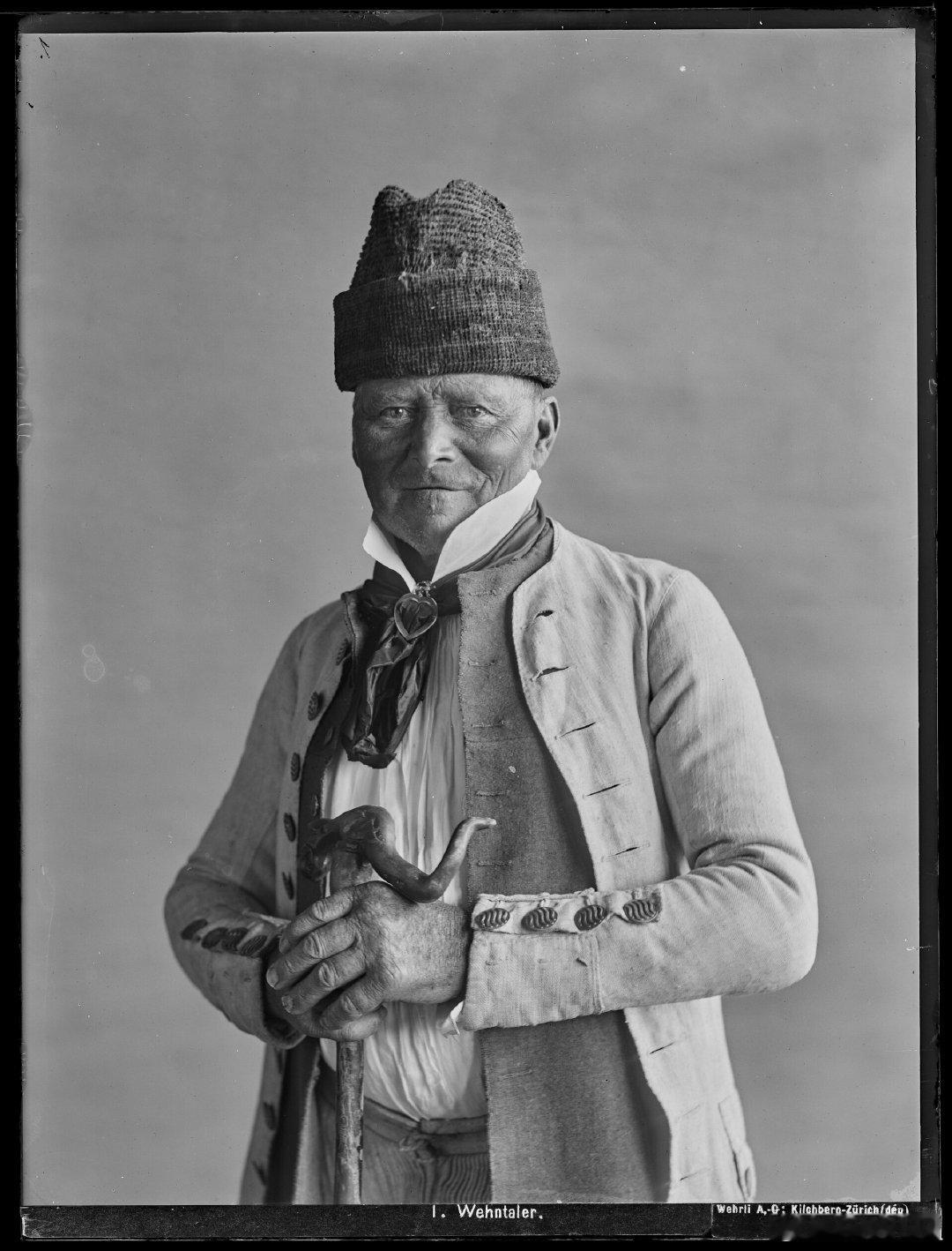 历史知识 历史人物 瑞士国家图书馆收藏的1905年老照片——身穿传统服饰的韦恩塔