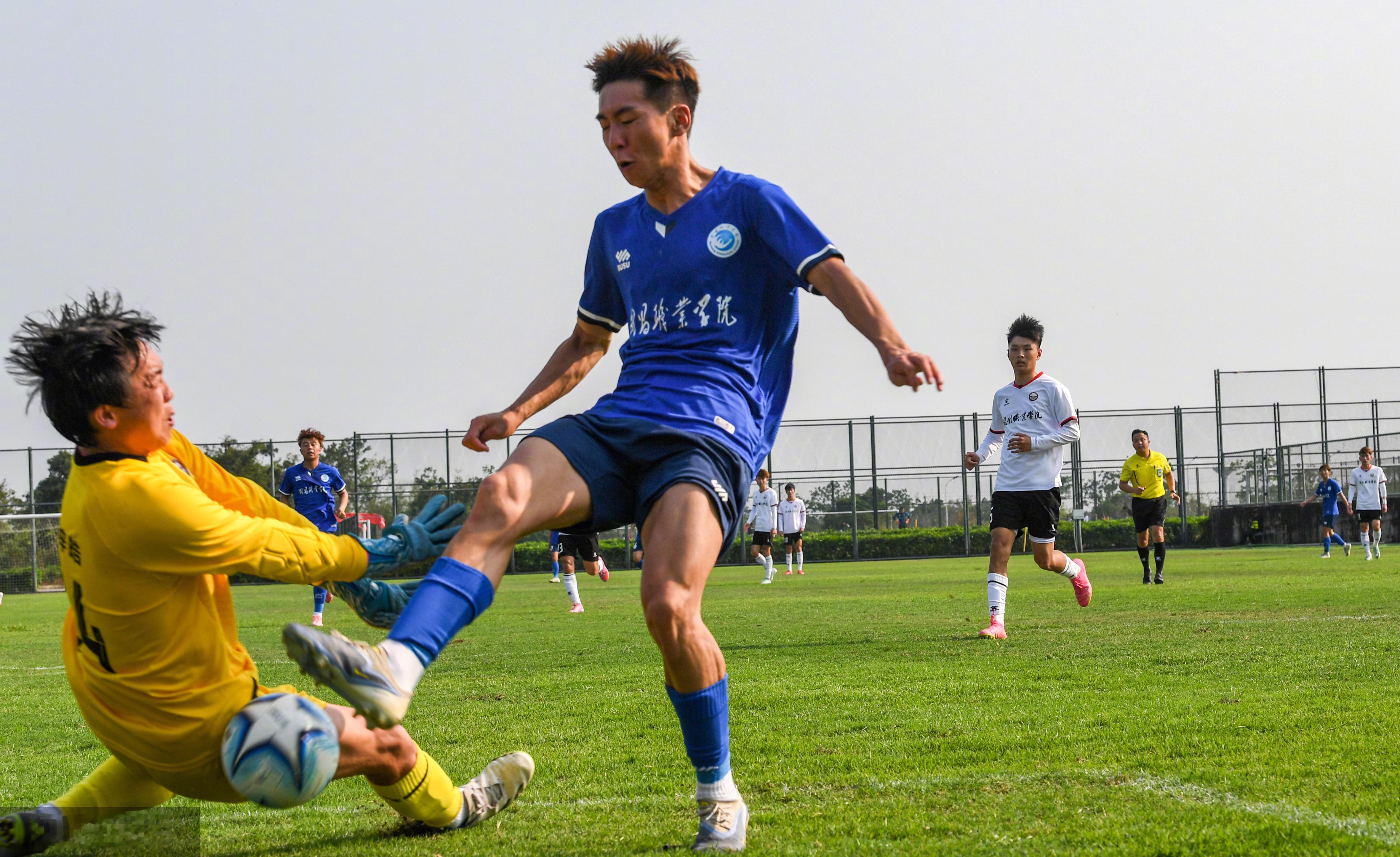 足球划过的青春弧线 每一次传球、每一次射门，都在记录属于你的青春轨迹。从午后操场