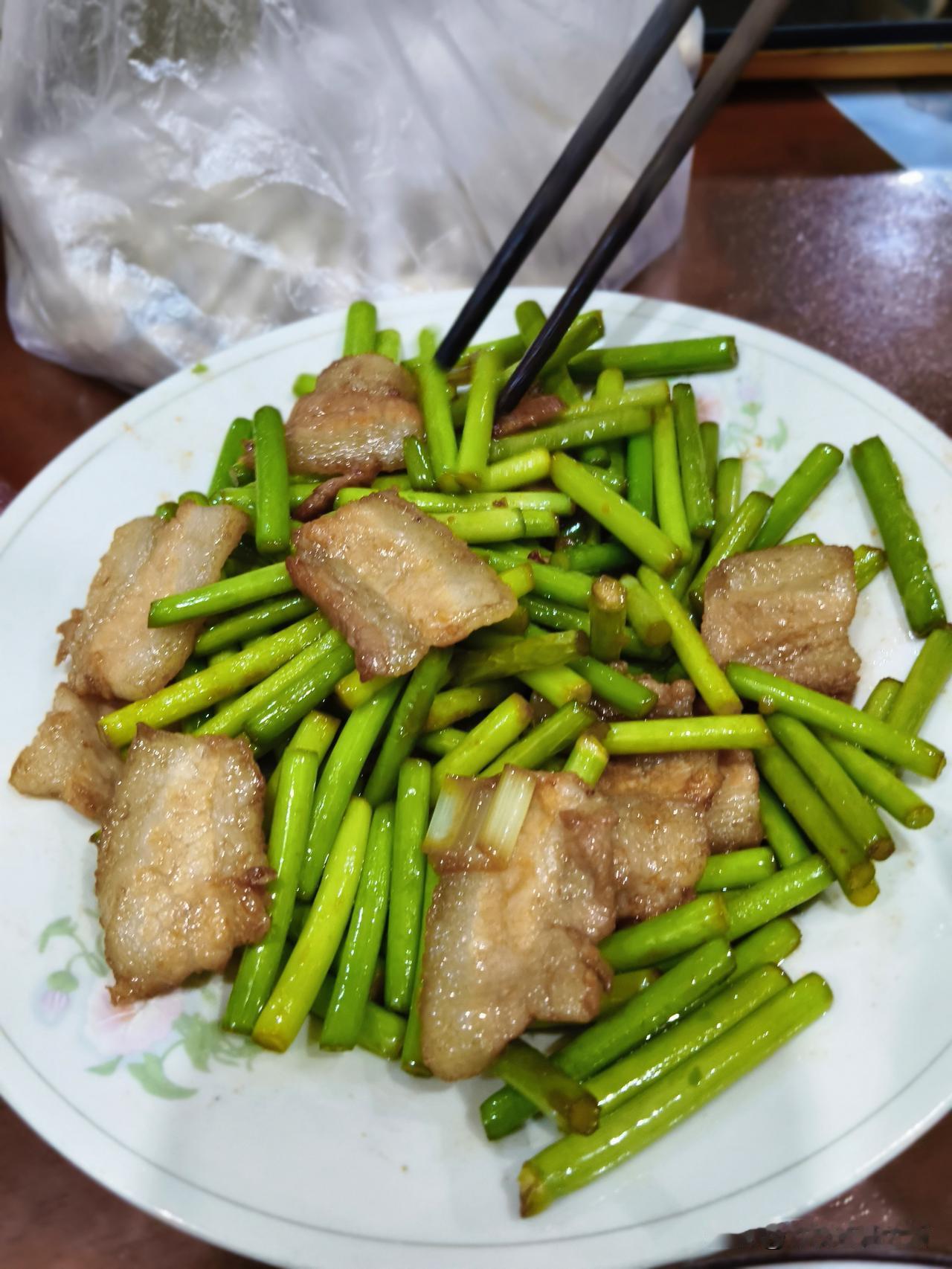 中午她做了几个陈年旧菜，被我调侃，秦始皇的熏肠，汉武帝的熏鸡，唐太宗的大虾，宋太