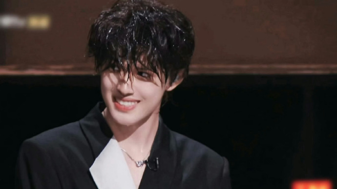 张极雨中扔麦架这一下 救命！张极这波操作太会了！《连名带姓》和声的破碎感拉满，雨