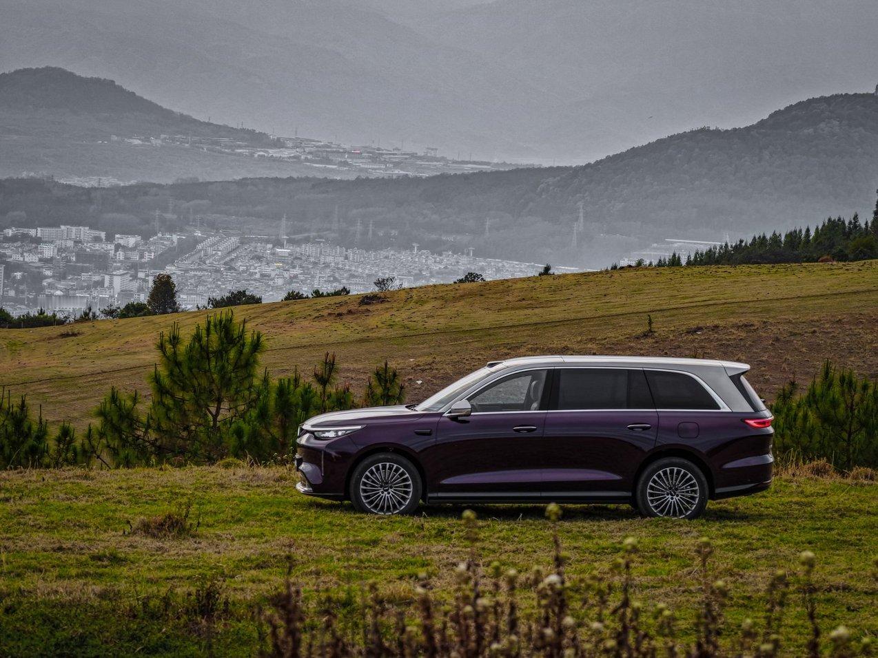 汽车的智能，还处于"功能智能"阶段，这有点像智能手机的APP时代。一开始大家觉得