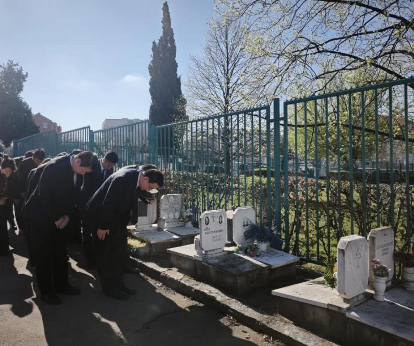 【在我驻南联盟被炸使馆旧址，驻塞尔维亚使馆举行清明凭吊英烈活动】据中国驻塞尔维亚