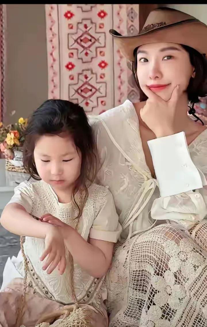 齐娇如今也变聪明了，不再带着两个女儿定居上海，而是去香港读书，那样子孩子们见爸爸