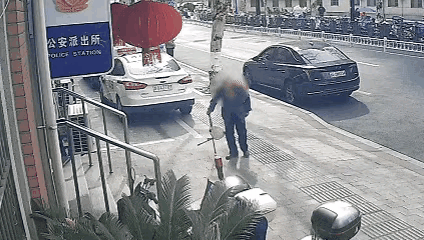 泪目！76岁爷爷跨越2200公里，只为看一眼孙女：过年你没回，我就来看你
 
瞬