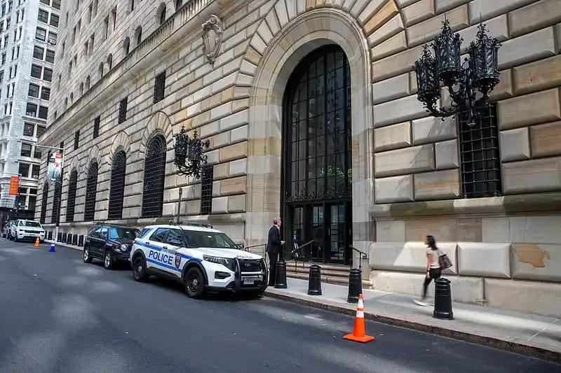 美国消费者和企业承担特朗普关税成本近九成，也就是特朗普的关税大棒砸向美国消费者。