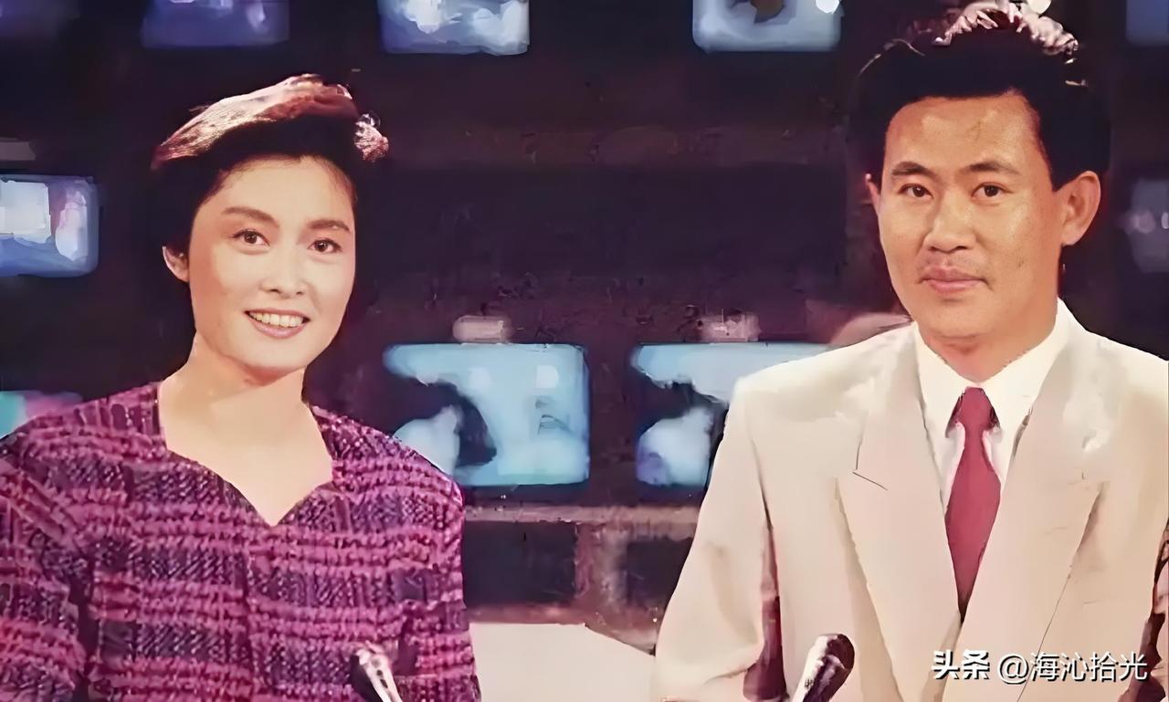 🎬 这张珍贵的老照片，拍摄于早年的央视演播室，是敬一丹与赵赫当年搭档主持《经济