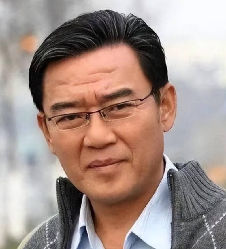1989年，李立群成名后，父亲试探性的告诉他，其实在河南老家，他还有一个同父异母