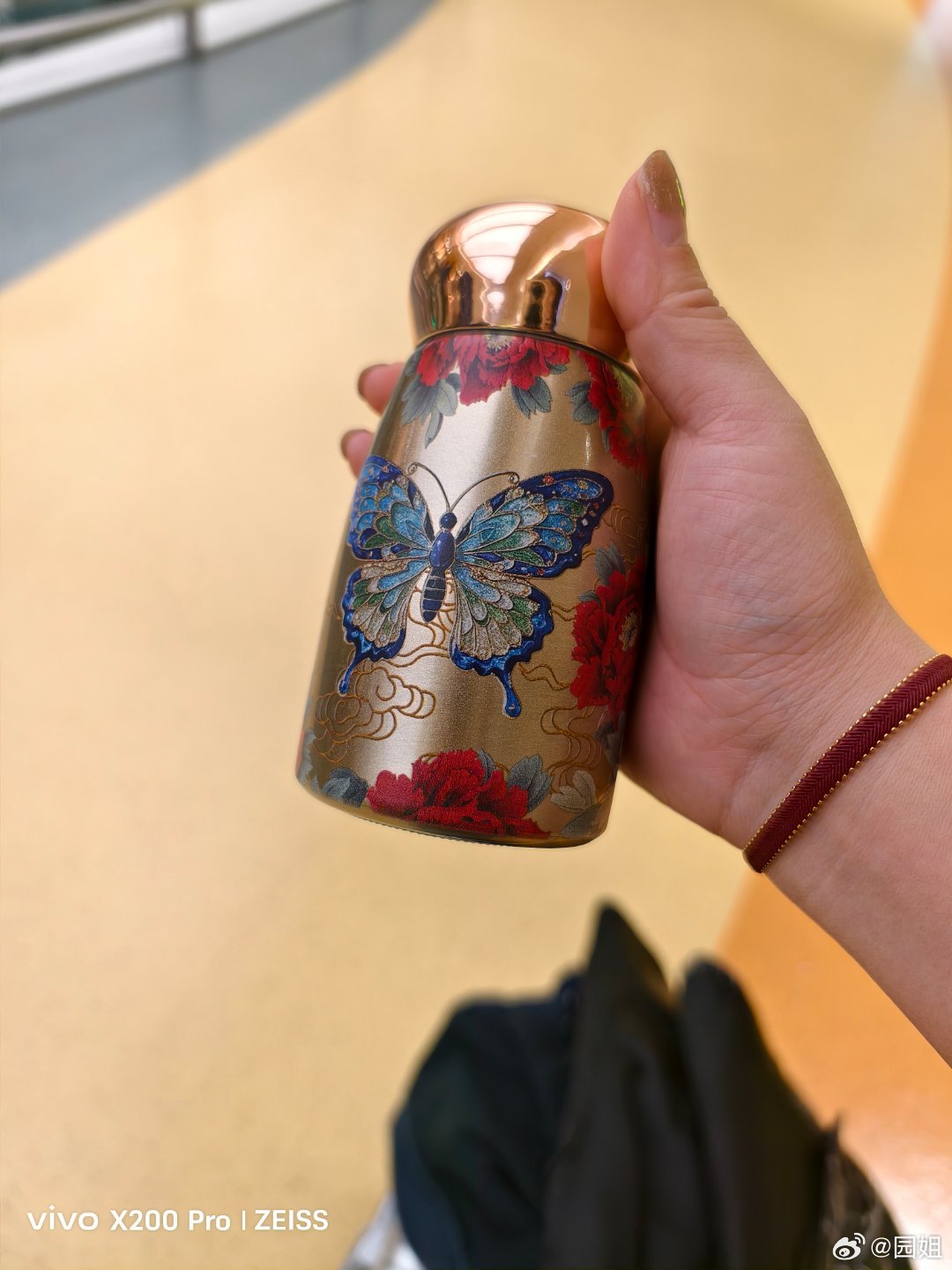差点把水杯丢飞机上了，还好出了登机口就想起来了[允悲] ​​​