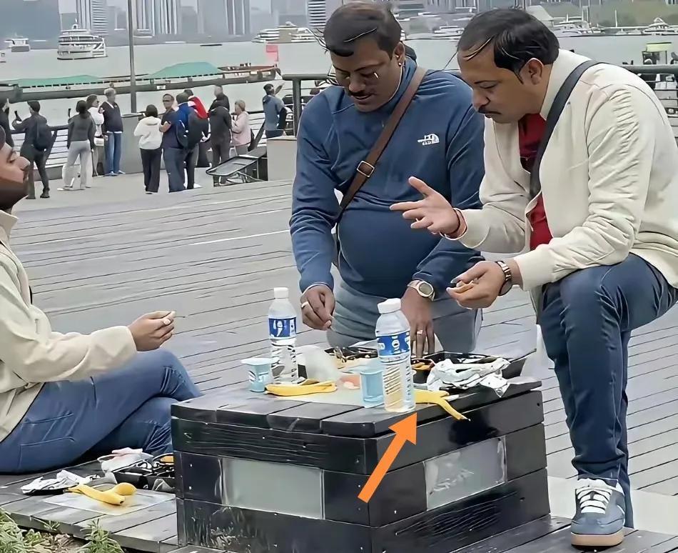 上海外滩老外就餐。