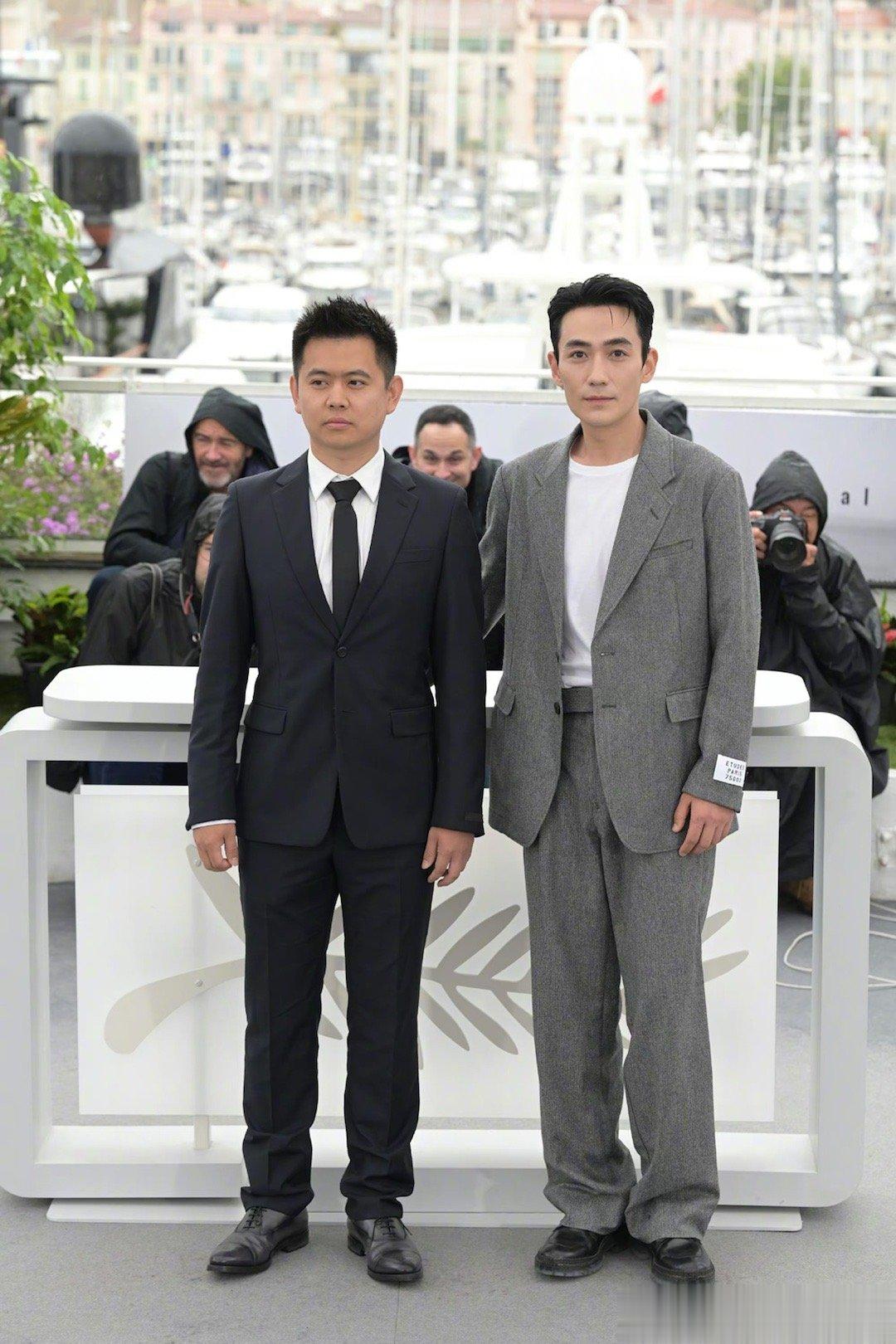 #朱一龙河边的错误戛纳photocall# ​​​《河边的错误》剧组戛纳电影节p